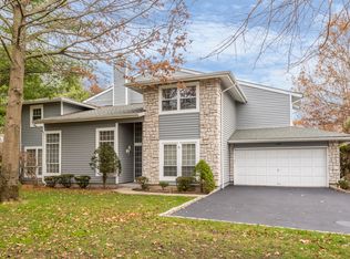 140 Colony Dr, Holbrook, NY 11741