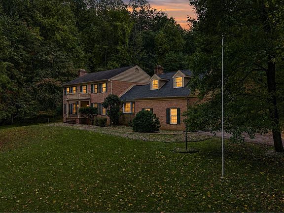 2nd image of 300 Stonehurst Rd