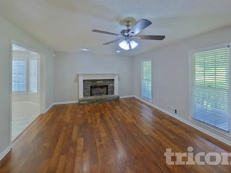 649 Stratford Dr — Photo 2