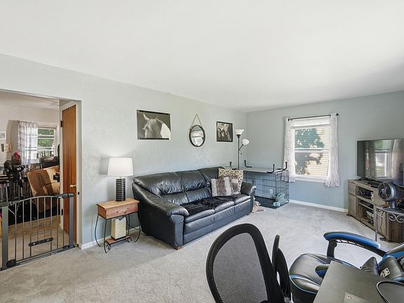 5th image of 923 Colrain St SW