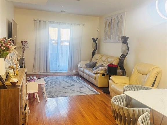 3rd image of 1535 Royce St APT 1C