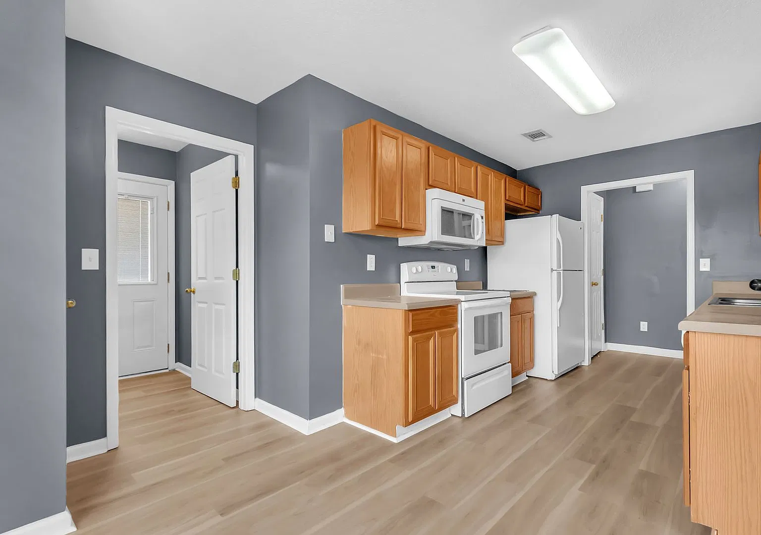 3 bed, 2.0 bath, 1436 sqft, $1,495 — Photo 2
