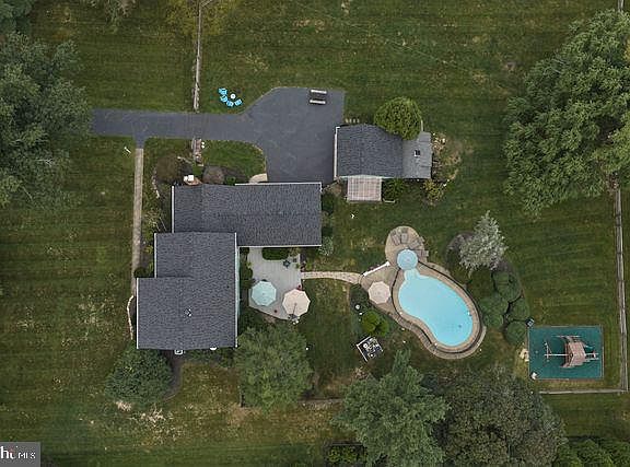 3rd image of 3889 Robin Rd