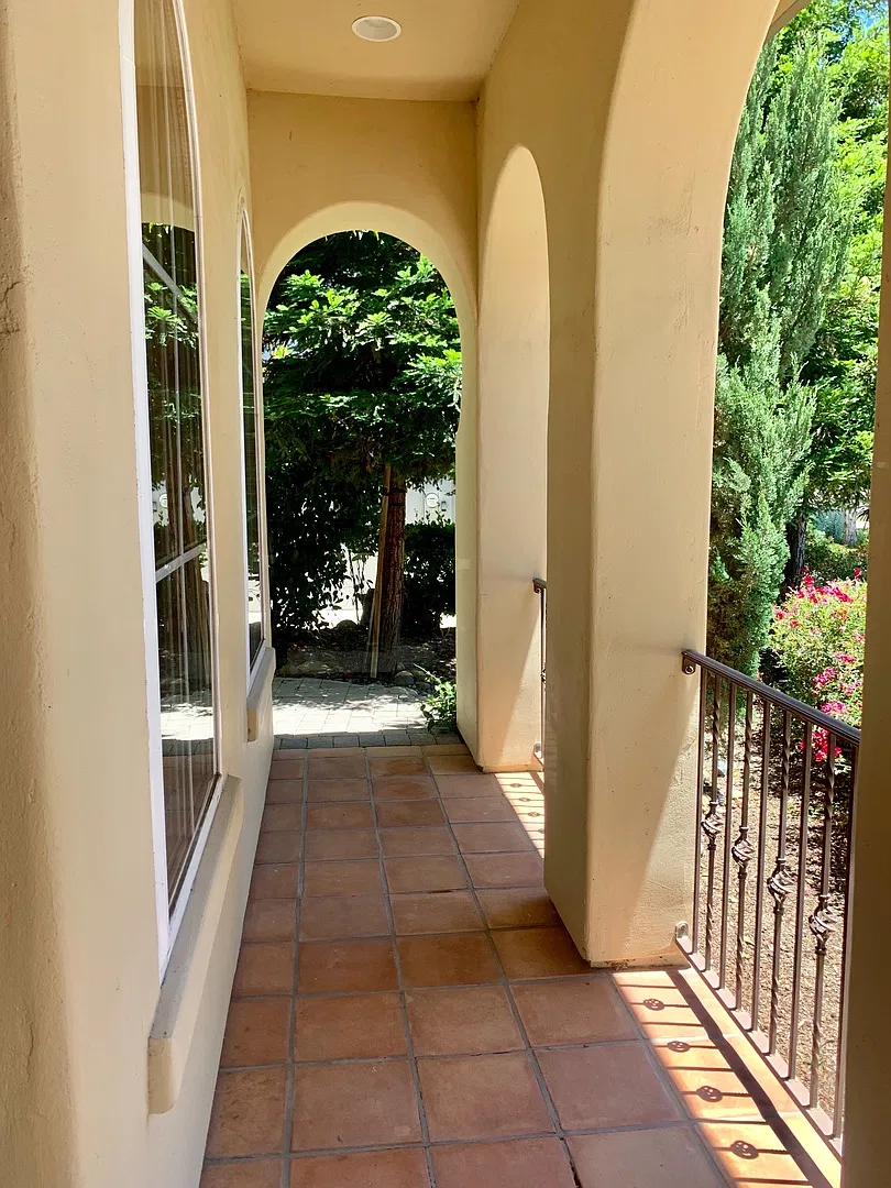 Prestigious 4 Bedroom, 3 Bathroom Home **Do Not Disturb Tenants** — Photo 4