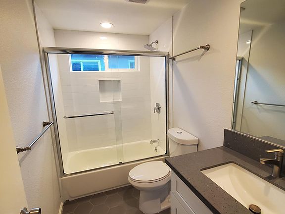 Full Bathroom in Hallway