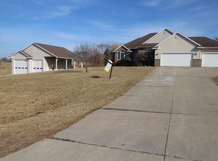 4133 Cedar Heights Dr, Center Point, IA 52213