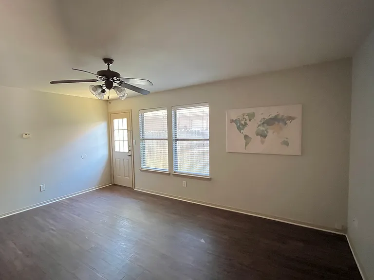 1204 Mulkey Ln — Photo 3