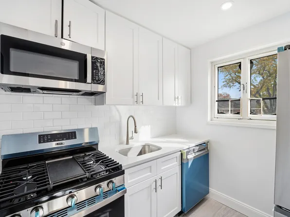 228-08 Stronghurst Avenue image 9 of 20