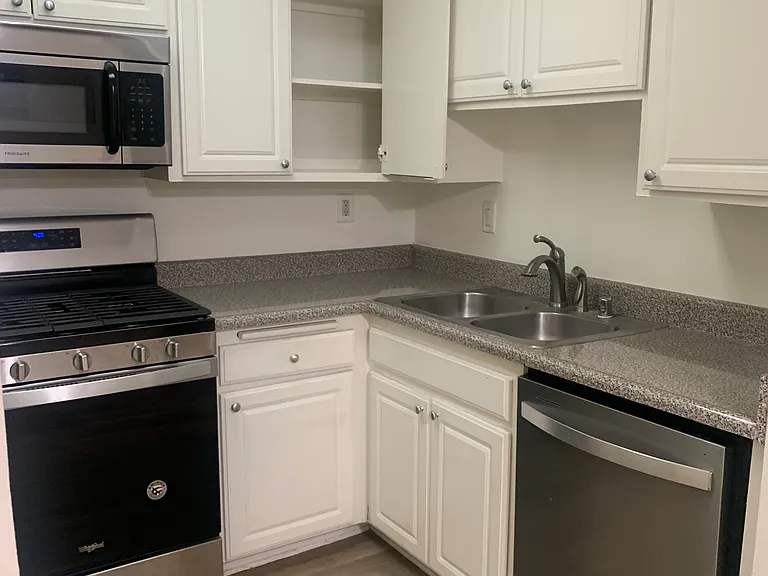 Hyde Park Apts — Photo 19