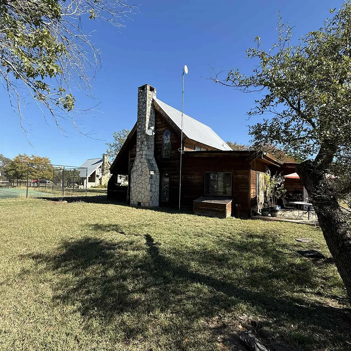 3 bed, 2.0 bath, 1144 sqft, $1,600 — Photo 2