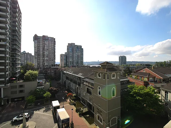10 Renaissance Sq #404, New Westminster, BC V3M 7B1