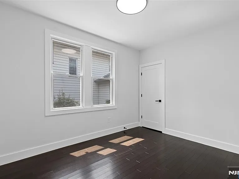 561 Grand Ave — Photo 11