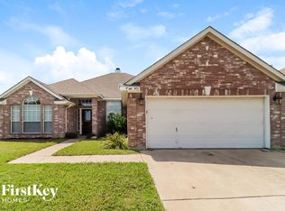401 Watertown Ln, Arlington, TX 76002