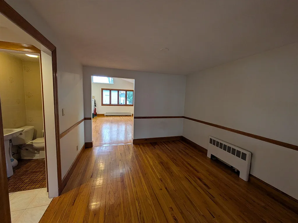3 bed, 1.5 bath, 2754 sqft, $4,400 — Photo 4