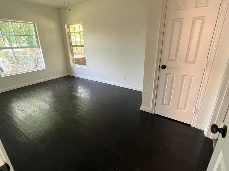 1214 Knight St — Photo 3