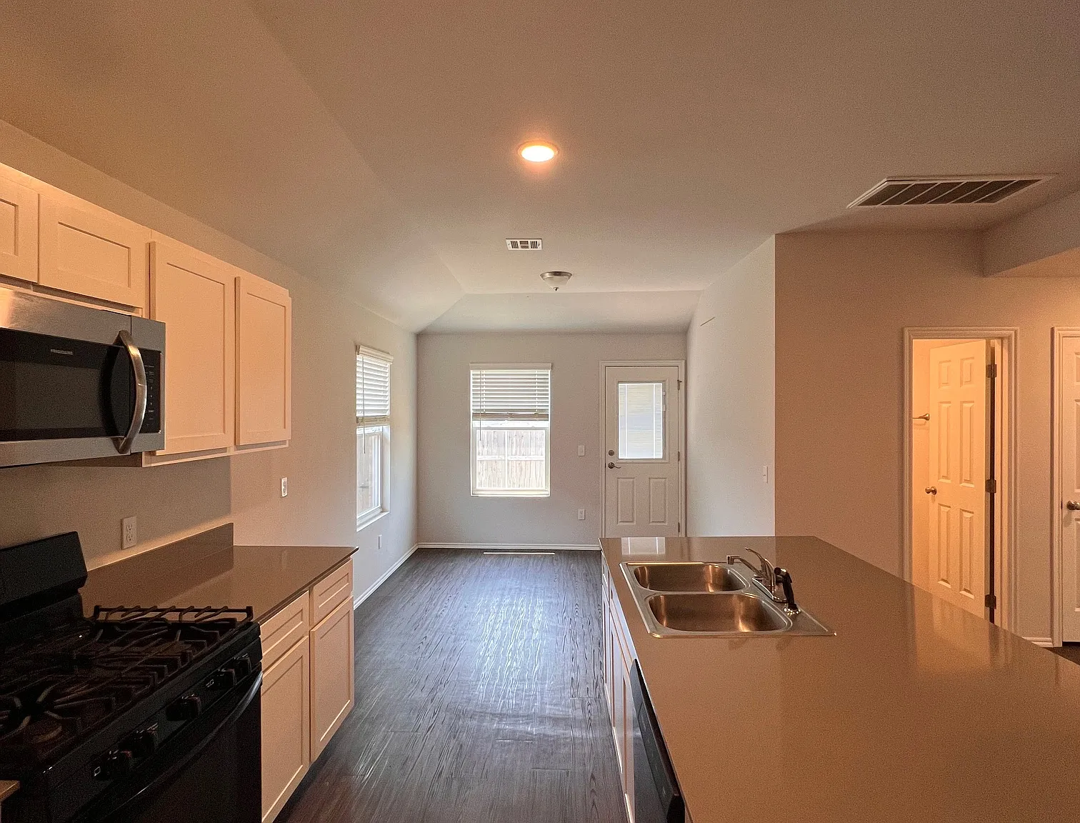 3 bed, 1257 sqft, $1,600 — Photo 3