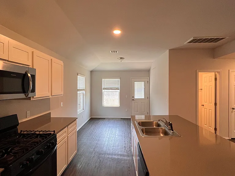 11608 SW 12th St — Photo 3