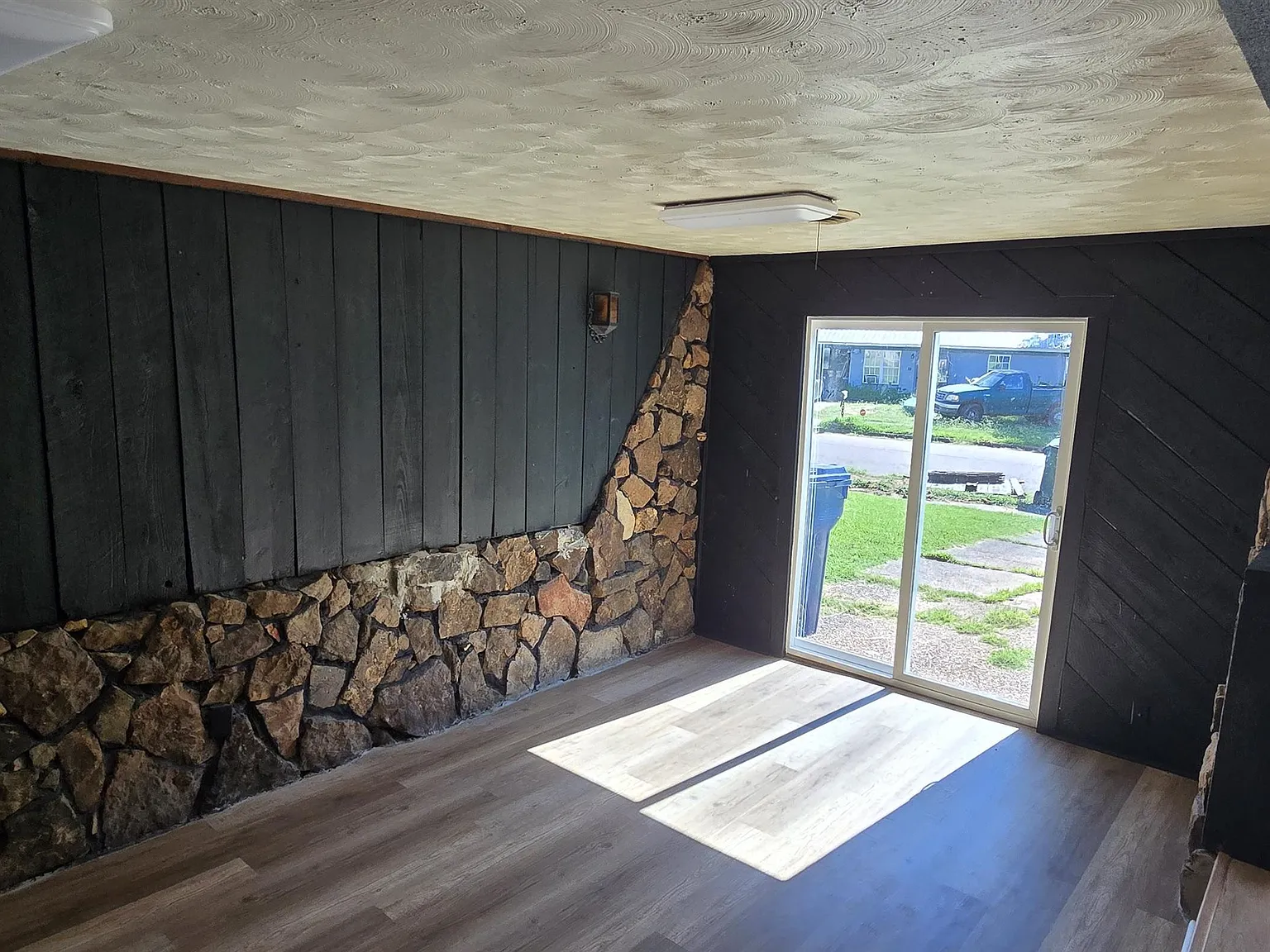 3 bed, 1.0 bath, 1181 sqft, $1,100 — Photo 3