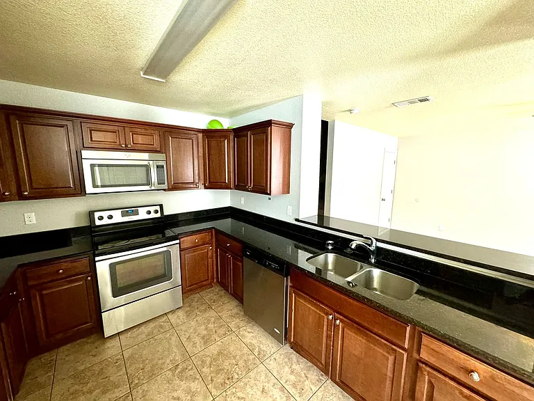 2324 Bloomfield Dr — Photo 5