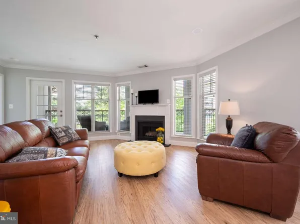 5575 Seminary Rd APT 212, Falls Church, VA 22041