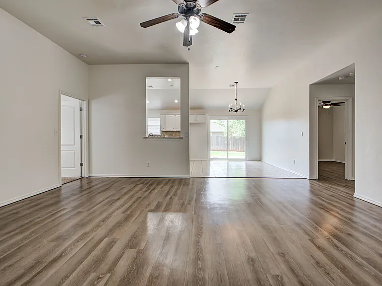 608 Cavecreek St — Photo 4