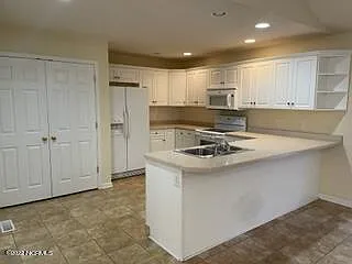3 bed, 2.0 bath, 1600 sqft, $1,900 — Photo 4