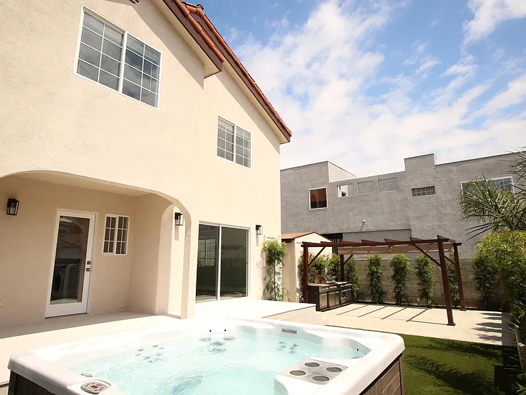 832 Rose Ave — Photo 2