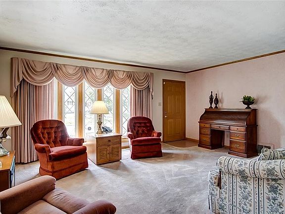 4th image of 40 Larry Ave