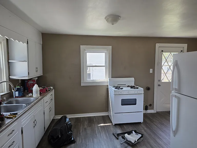 406 S Elm St — Photo 4