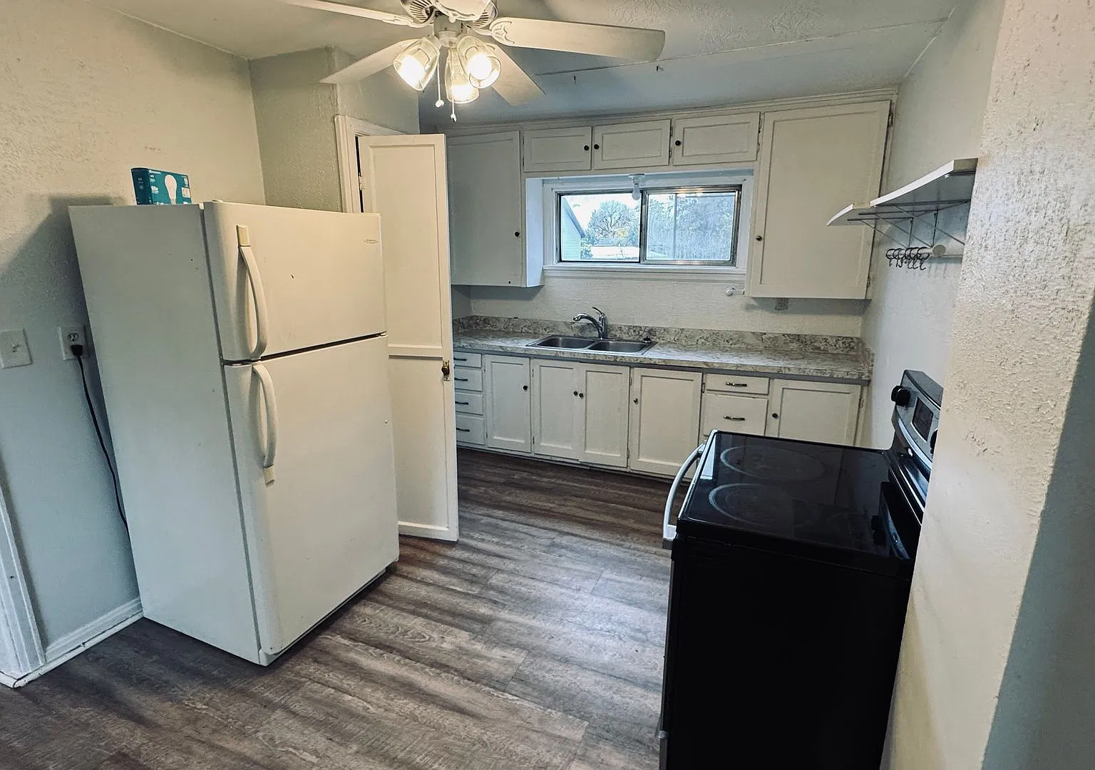 Cozy 2 Bed, 1 Bath Single-Family Home with Fenced Backyard Idaho Falls — Photo 4