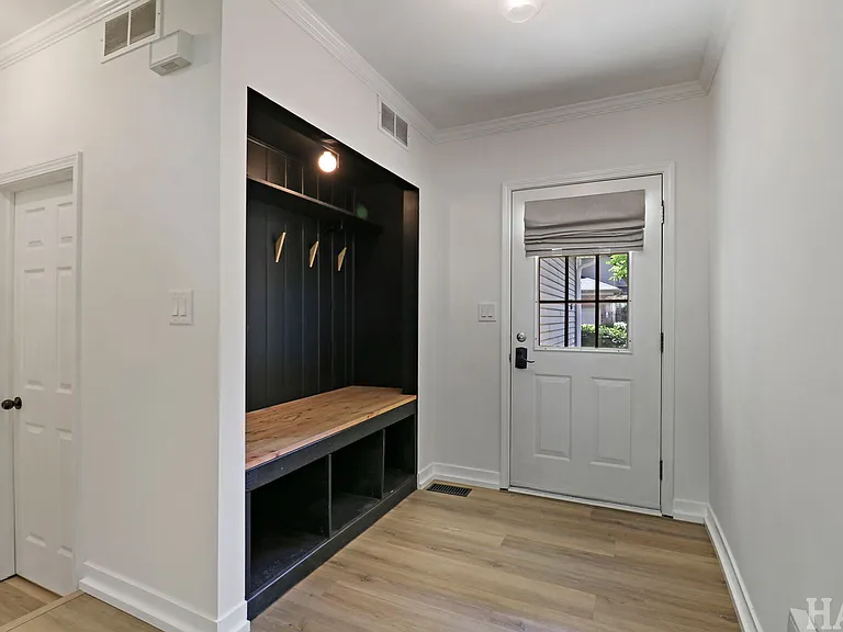 615 Littleton Trl — Photo 2