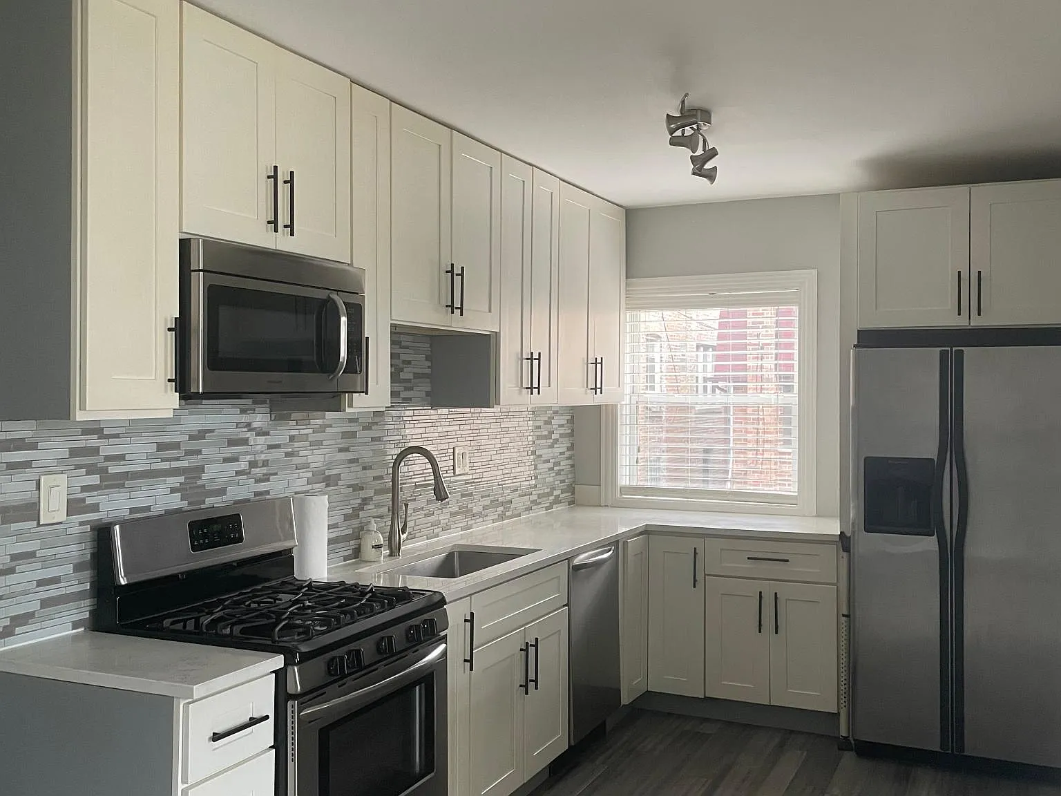 2308 W Granville Ave — Photo 2