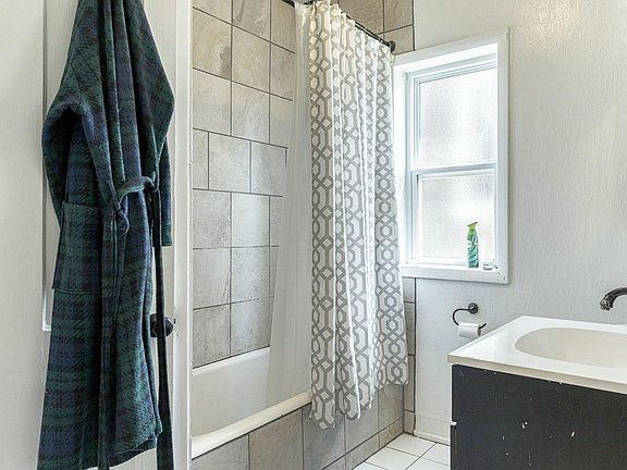3rd image of 6162 W Park Ave #1F