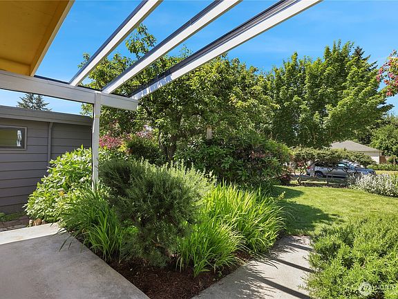 3rd image of 4718 48th Avenue SW