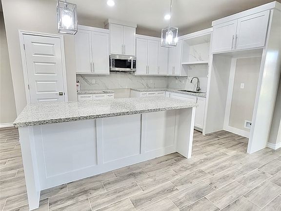 3rd image of 2204 Los Pinos Dr