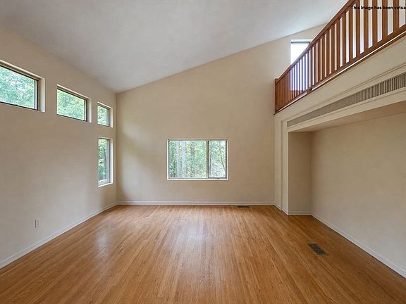4th image of 11 Robert Dr