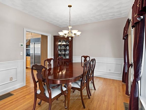 5th image of 196 Essex St