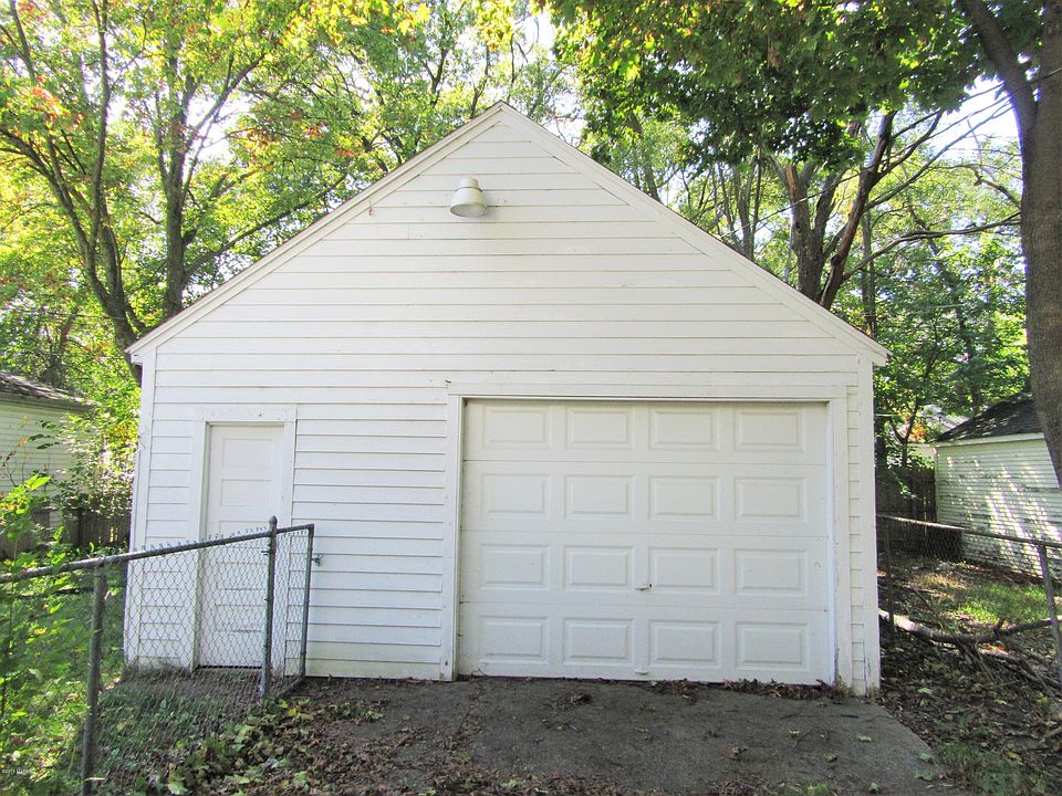 2nd image of 877 Emerson Ave