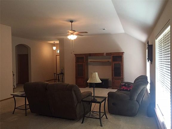 2nd image of 905 Oak Creek Dr