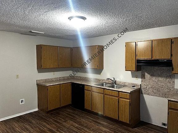 3rd image of 822 Meadow Dl
