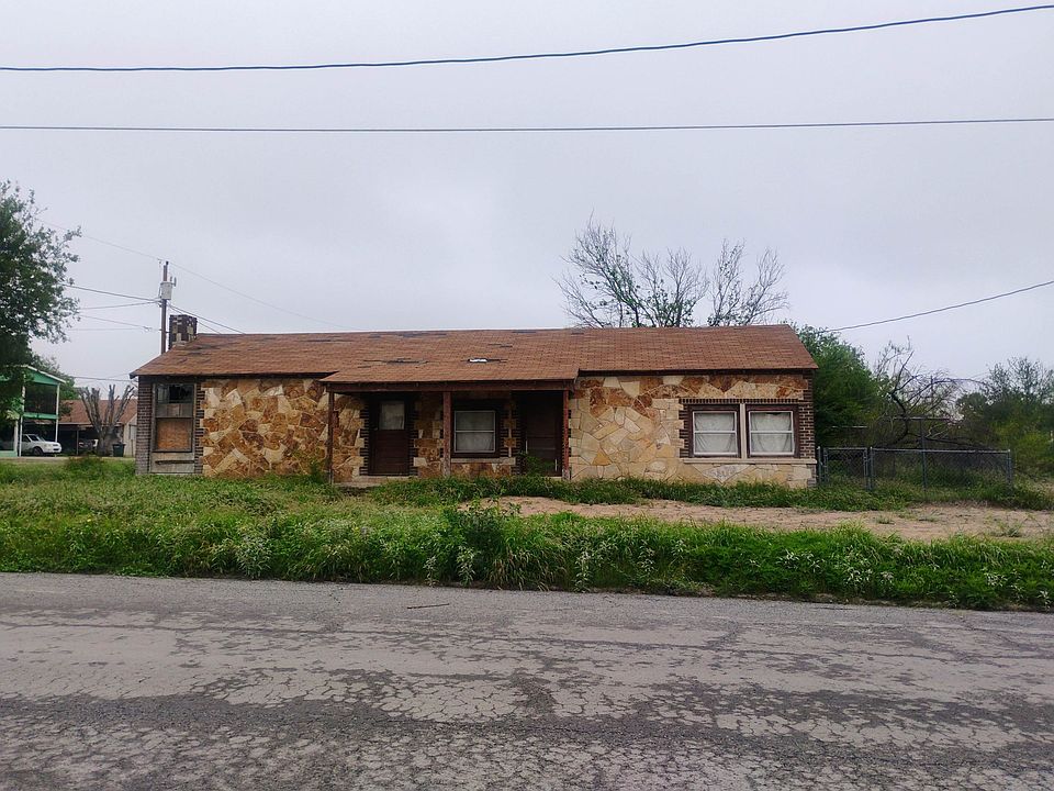 1st image of 310 W 7th St