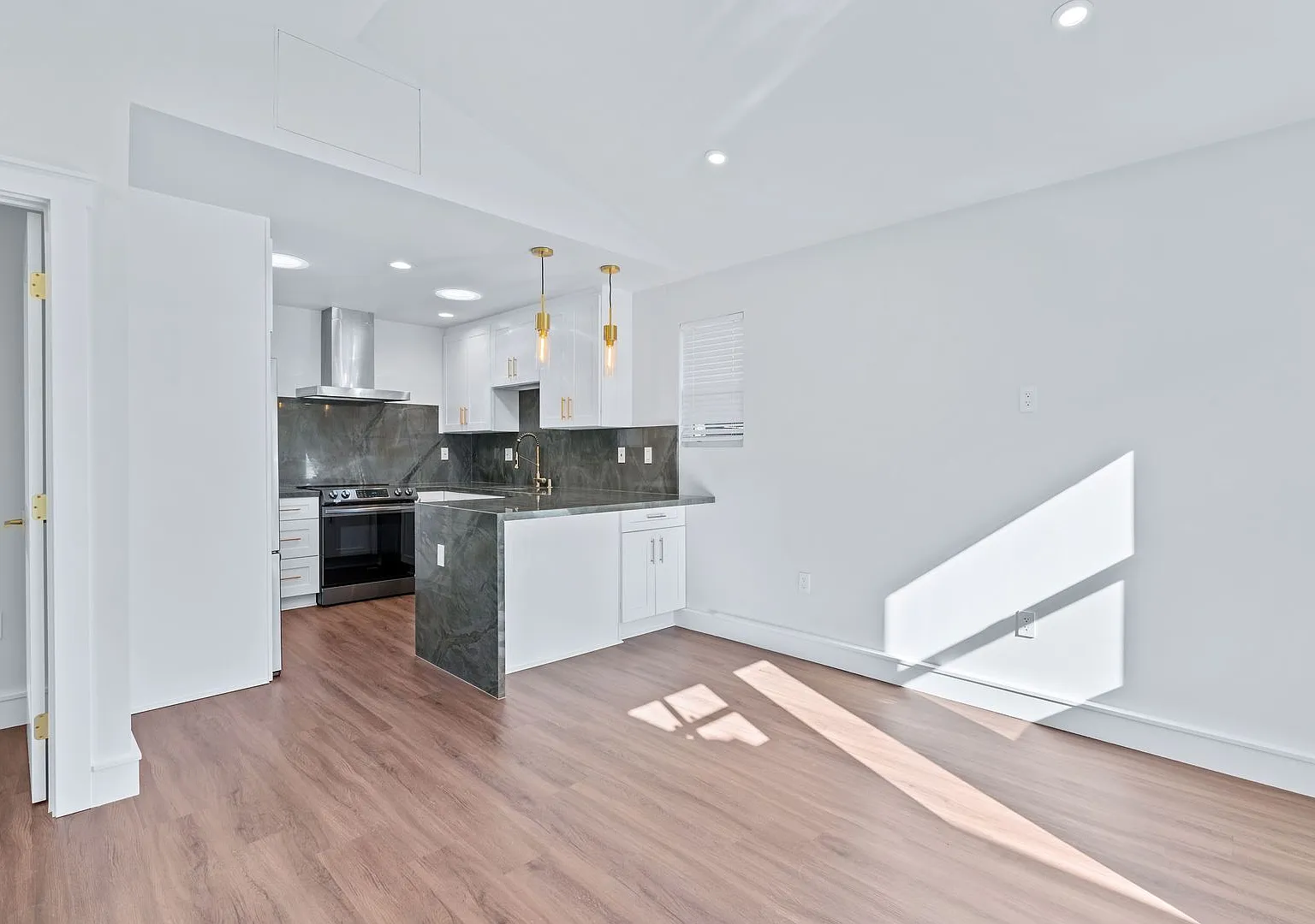 Beautifully Renovated 1-bedroom/ 1-bathroom ADU — Photo 4