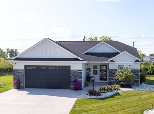 572 Emerald Isle Ct, Wrightstown, WI 54180