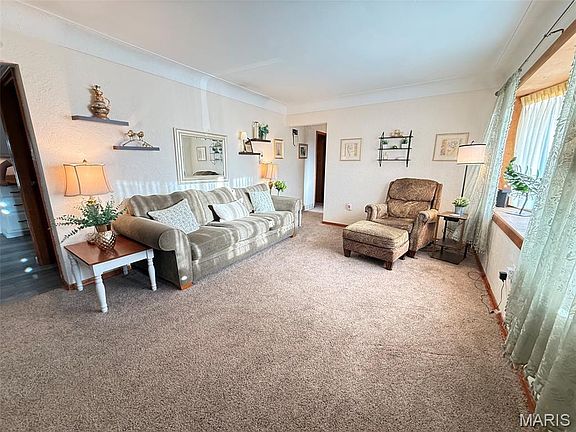 5th image of 142 Reno Ave