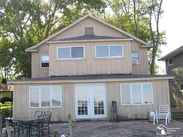 12144 N Lakeshore Dr, La Salle, MI 48145