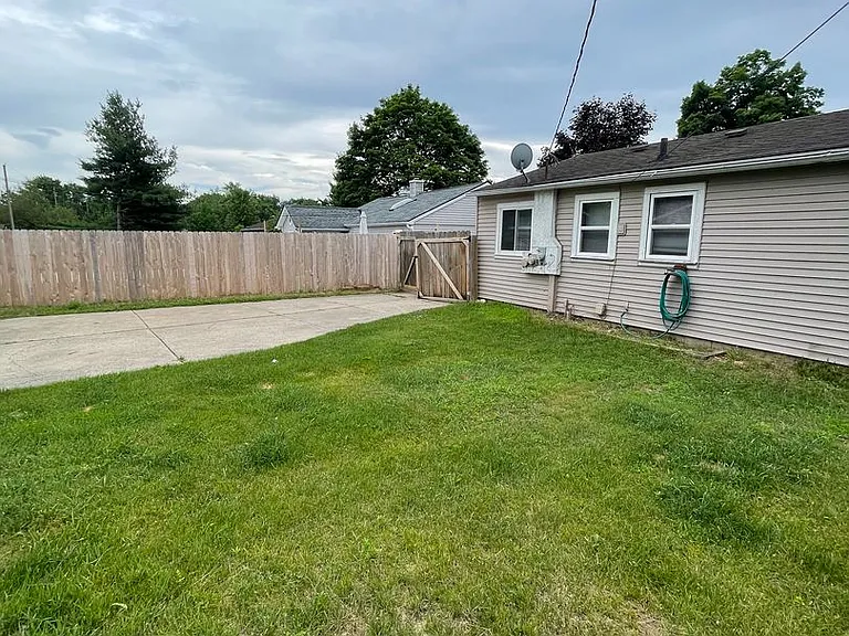 2582 Roselawn St — Photo 13