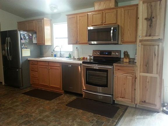 5th image of 842 NE Paiute Ct