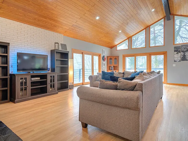202 Fincastle Dr — Photo 3