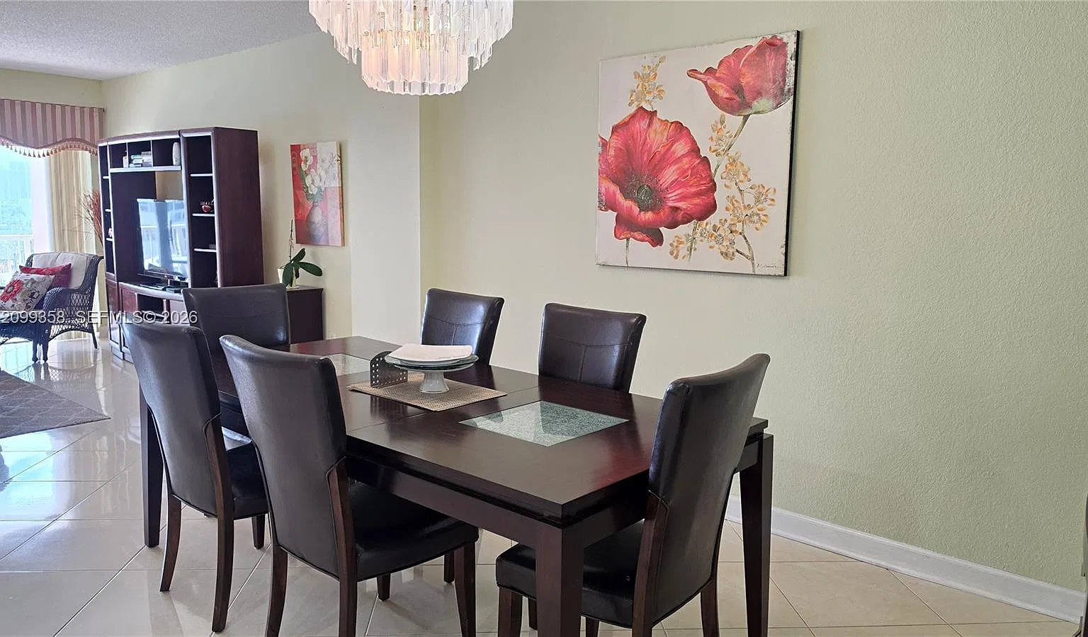 Hemispheres Condo — Photo 3