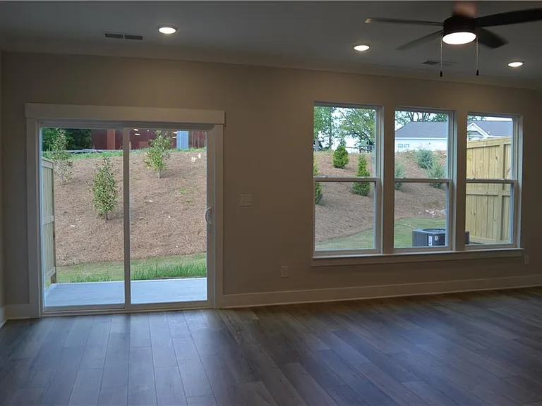 28 Trace Blf — Photo 12